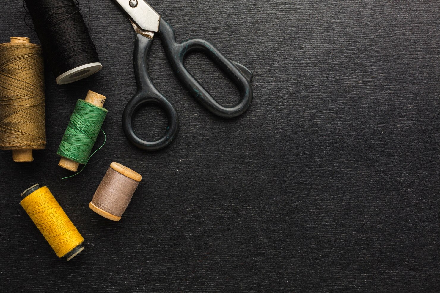 Vackra tyger och symaterial i olika färger och mönster på bord i Zogeth butik i Kalmar