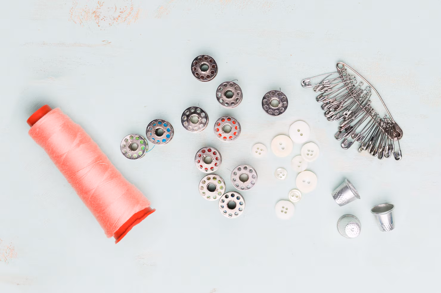 Sortiment av högkvalitativa tyger och symaterial i Zogeth butik